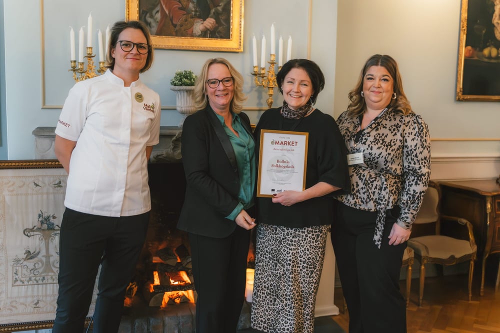 Fyra personer står uppradade bredvid varandra. 