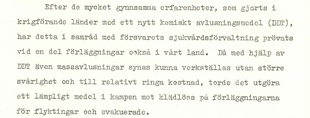 Utdrag som visar Kungliga Medicinalstyrelsens cirkulär ”Angående avlusning vid förekomst av klädlöss vid förläggningar för flyktingar och evakuerade ” från 1944. Det redogör för gynnsamma erfarenheter av att använda DDT som avlusningsmedel.  