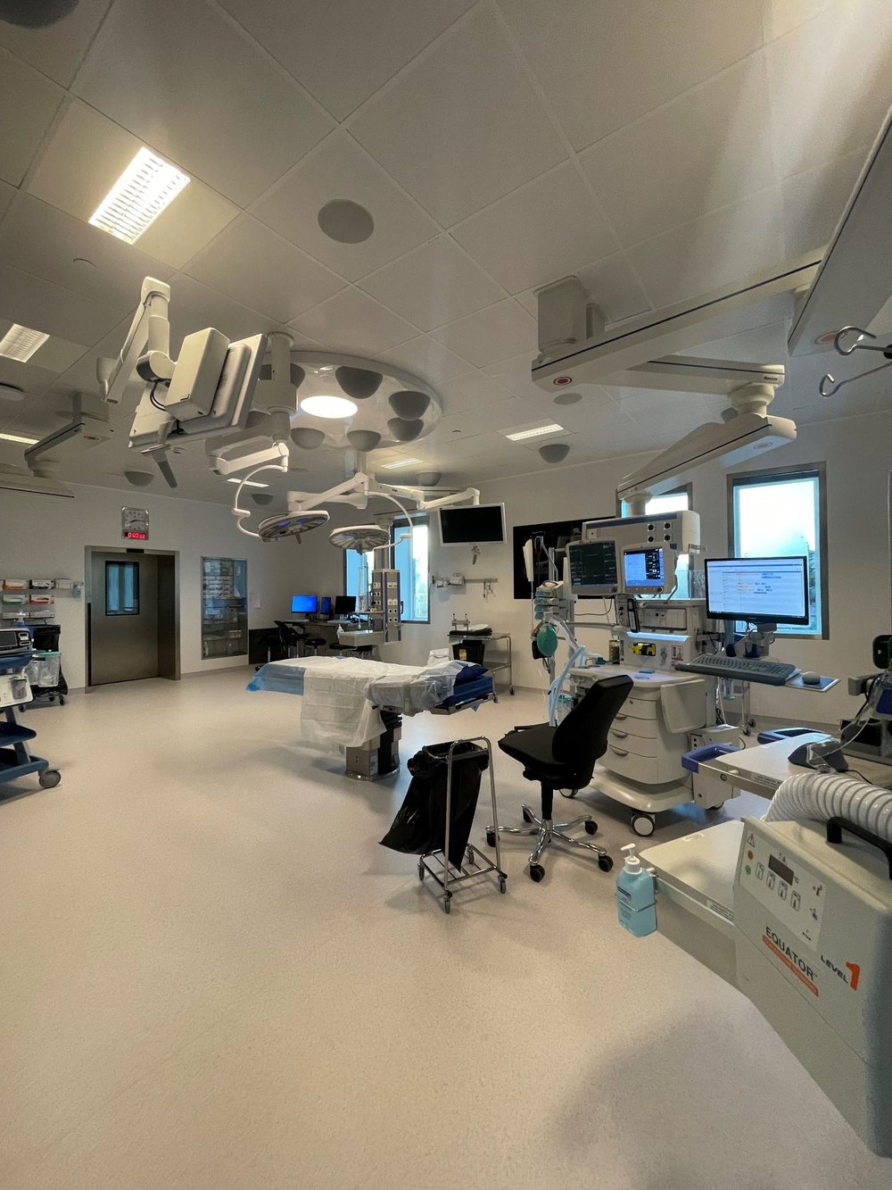 Operationssal på centraloperation i Hudiksvall. Bilden visar en operationsbrits i mitten av rummet och medicinsk teknik i taket. 