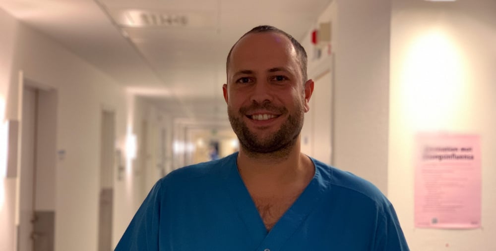 Georgios Stivaktakis, specialistläkare på endokrinmottagningen i Gävle. Här jobbar Georgios på plats på Gävle sjukhus.