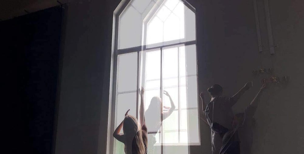 Dansare framför ett fönster