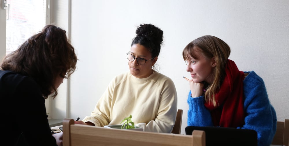 Kursdeltagare sitter vid bord och studerar