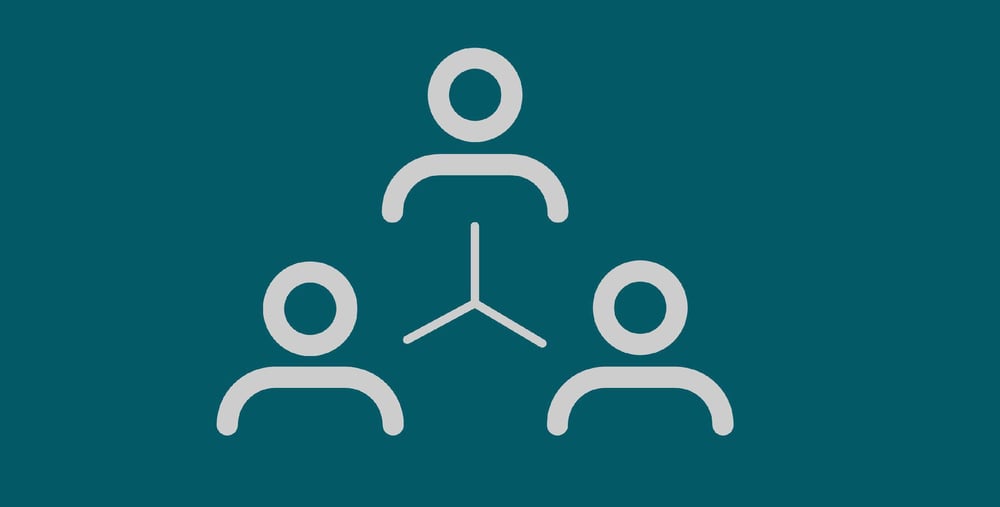 illustration med tre figurer placerade i en trekant med sammanbindande linjer emellan dem