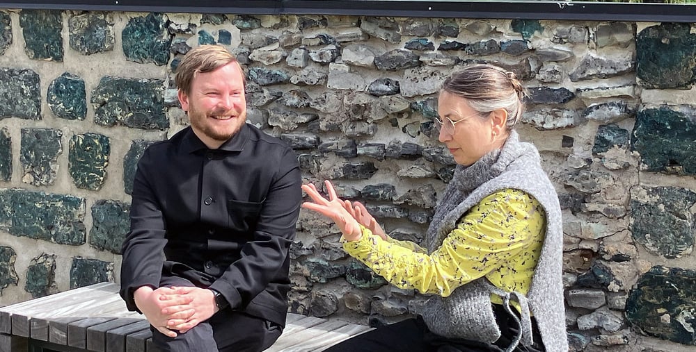 Erik Anderman och Josefine "Joffe" Rydberg sitter på en bänk