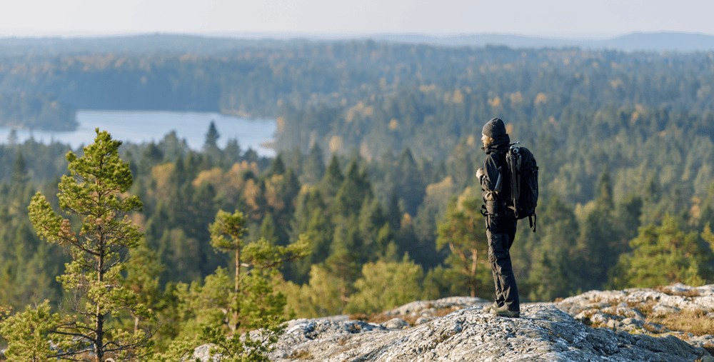 Man på bergstopp.