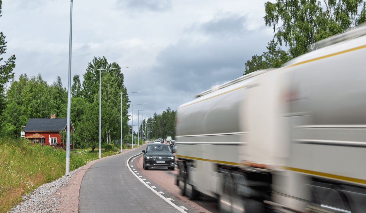 En lastbil som kör bredvid en gång- och cykelväg.
