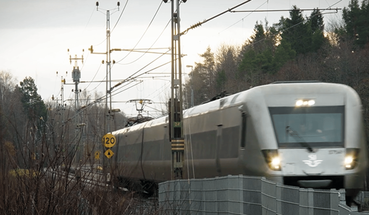 Skärmbild på tåg i en höstlig miljö