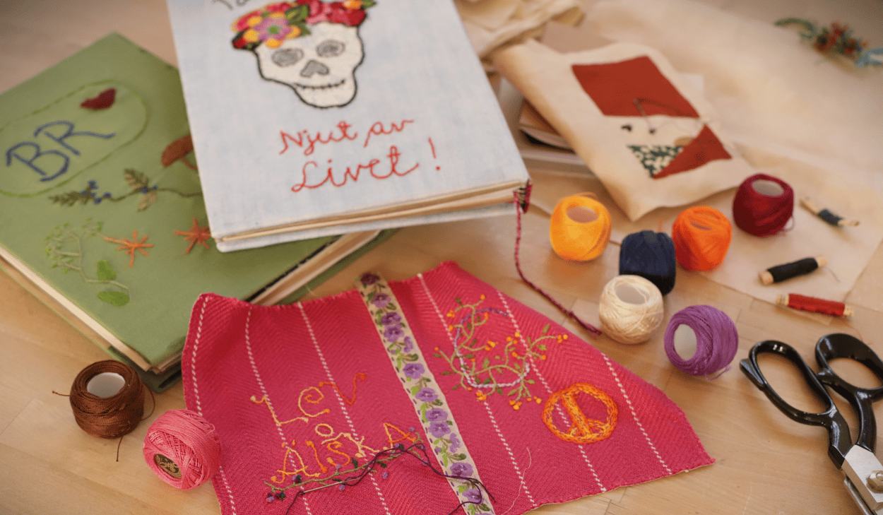 Ett bord med pysselmaterial.