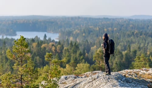 Man på bergstopp.