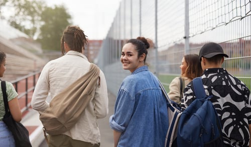 En grupp ungdomar som går bredvid varandra.