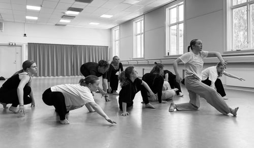 En grupp dansare på dansaudition