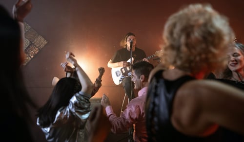 En grupp människor som står runt varandra.