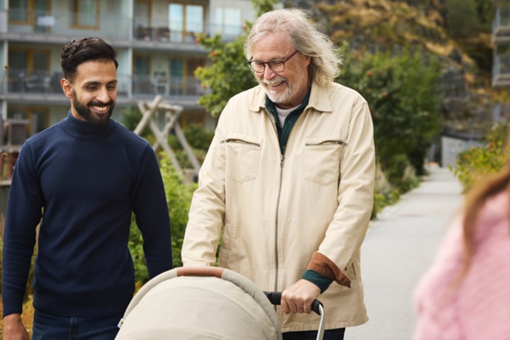 Man som håller två barn i famnen