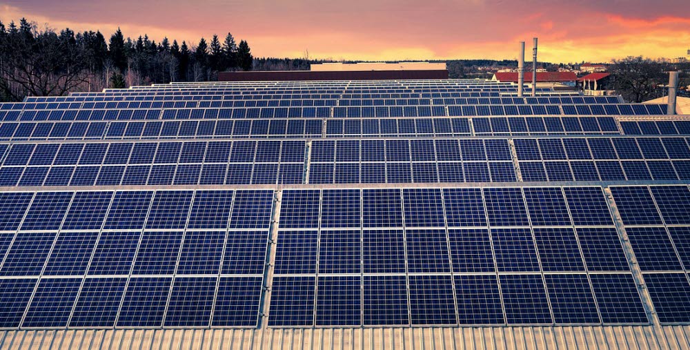 Solenergipark i solnedgång