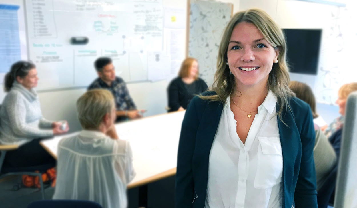 Johanna Borgström med kollegor suddiga i bakgrunden.