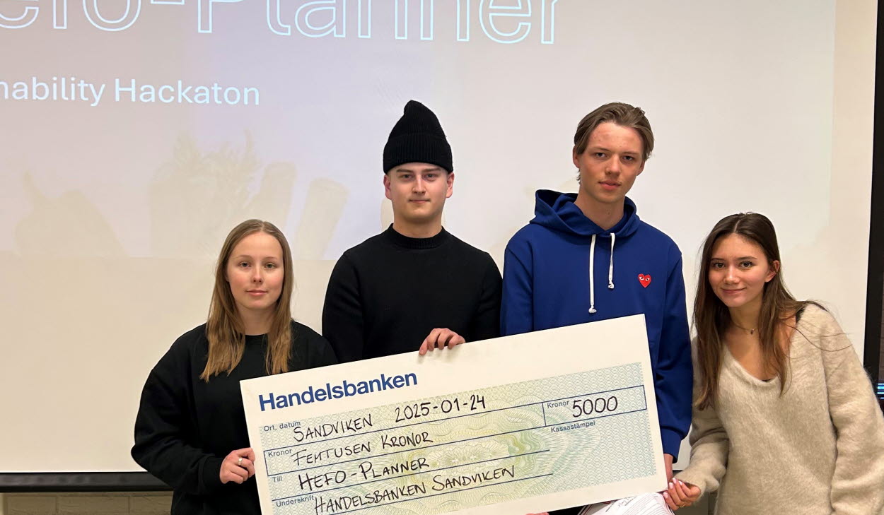 Fyra gymnasieelever tar emot en prischeck.  