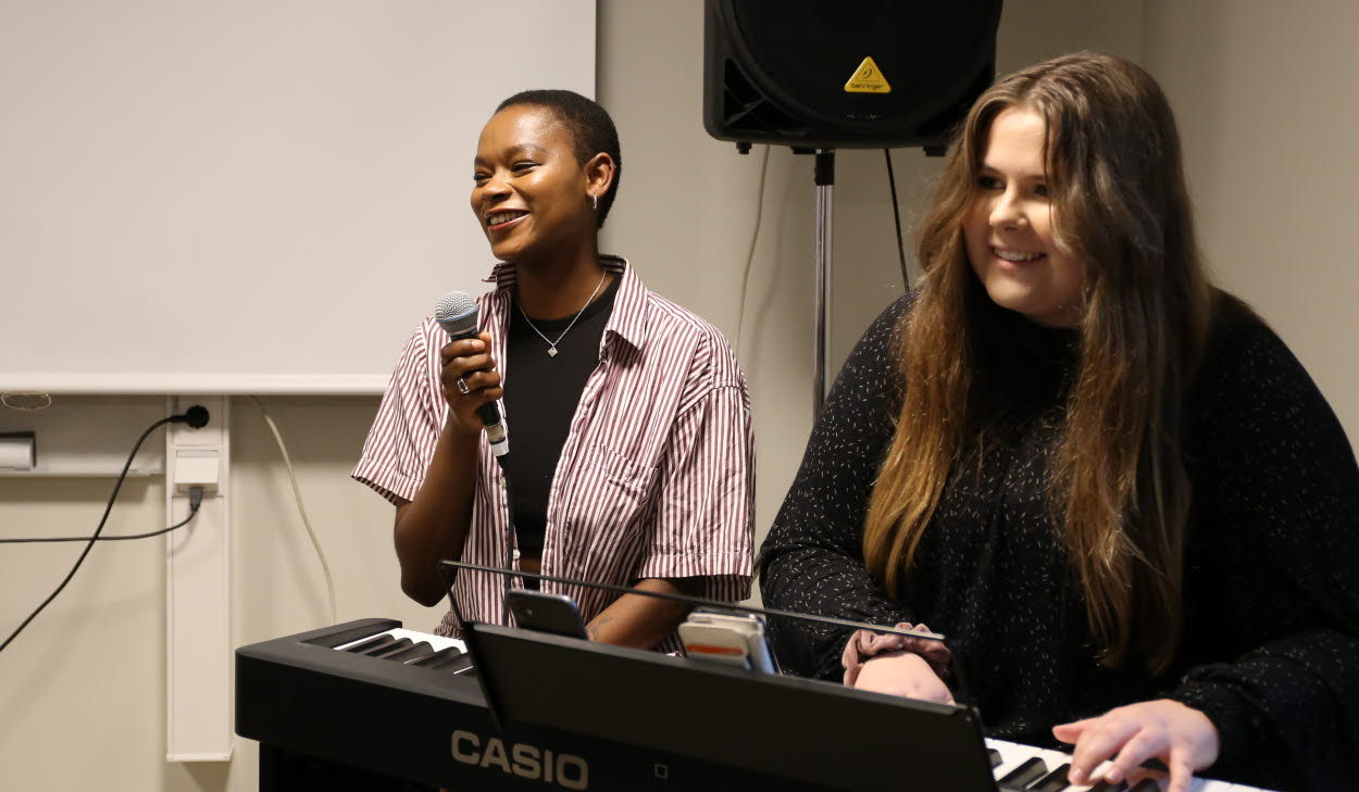 Musikelever som spelar instrument