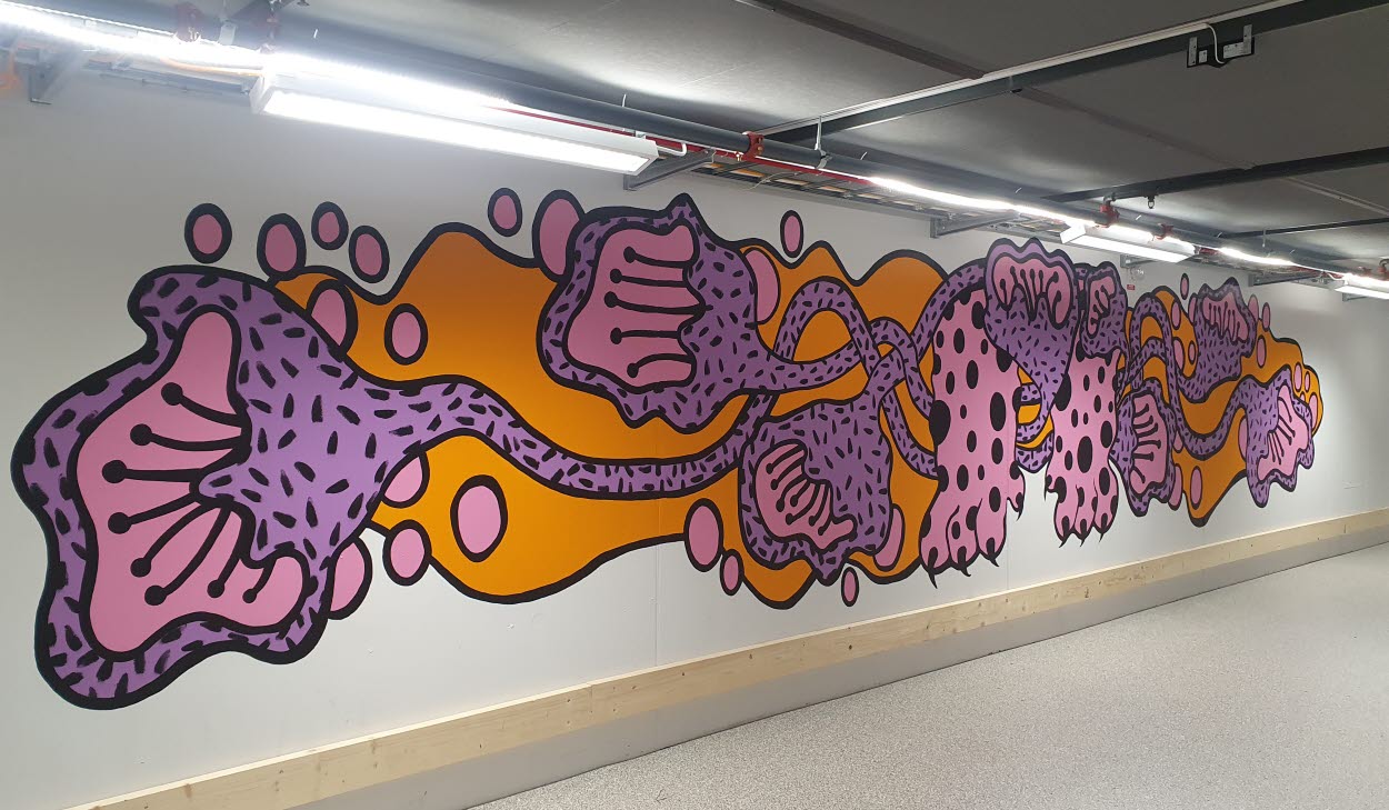 Konstverk av Sofia Elida Eriksson i kulverten på Hudiksvalls sjukhus