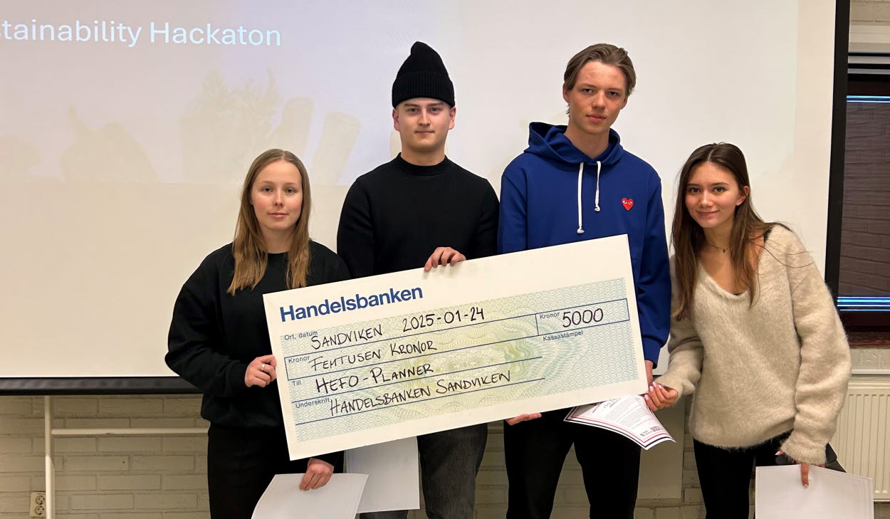 Fyra gymnasieelever tar emot en prischeck.  