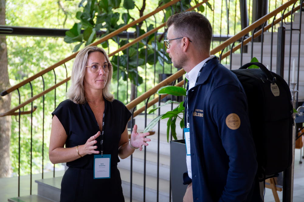 Två personer i samtal.