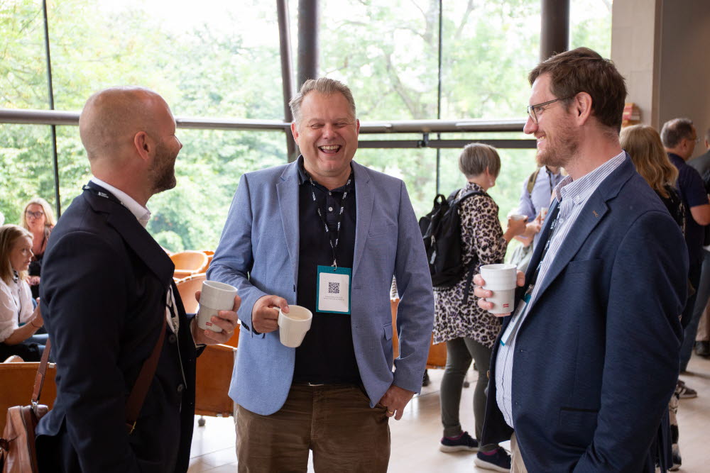 Tre personer i samtal.