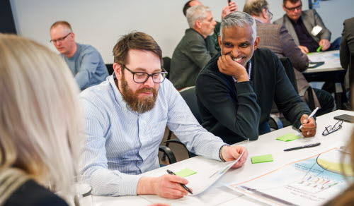 Tjänstemän arbetar tillsammans på en workshop.