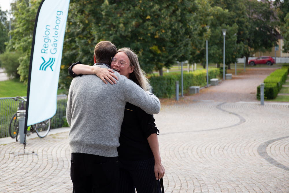 Två personer kramas.