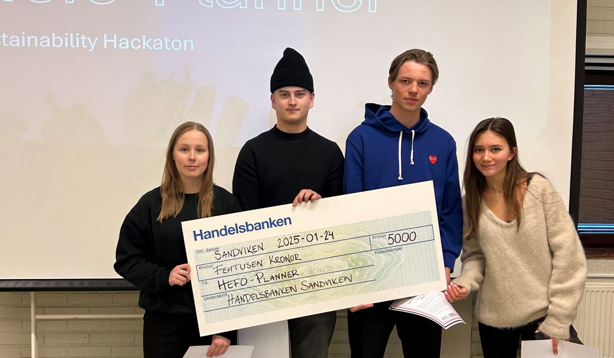 Fyra gymnasieelever tar emot en prischeck.  