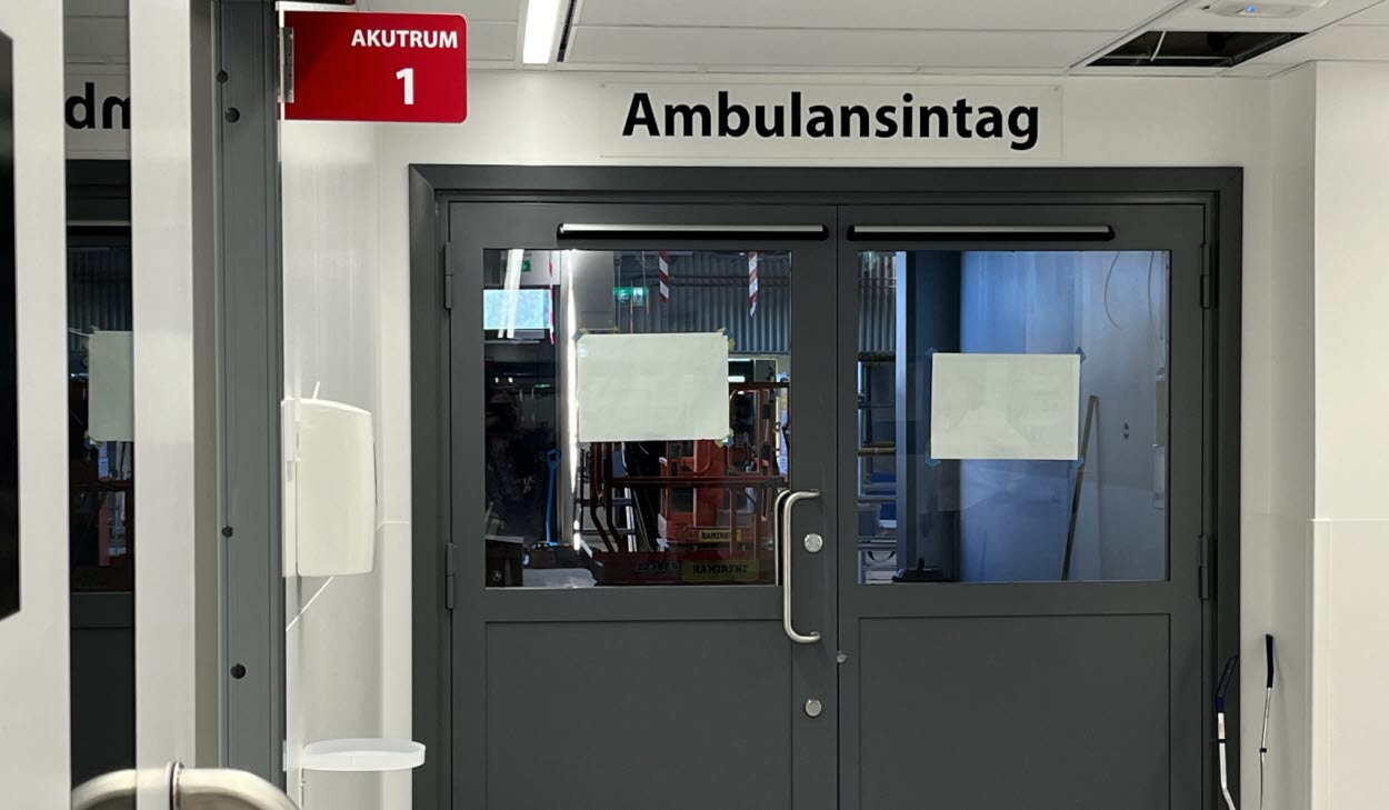 Bilden visar dörren för ambulansintag på akutmottagningen i Hudiksvall