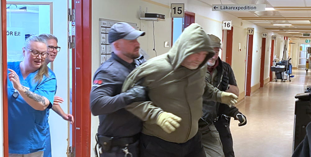 Övningen på akutmottagningen i Bollnäs engagerade sjukhusets medarbetare, väktare, polis och säkerhetspersonal som agerade inkräktare.